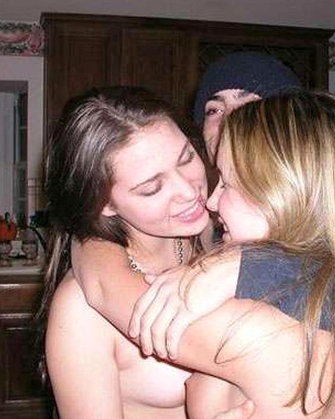 Подборка эротических фото страстных поцелуев молодых девушек