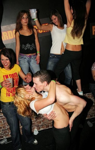 Молодые сучки трахаются после минета в групповухе в секс клубе