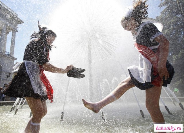 Пьяные девки выпускницы эротично позируют в воде показывая сиськи